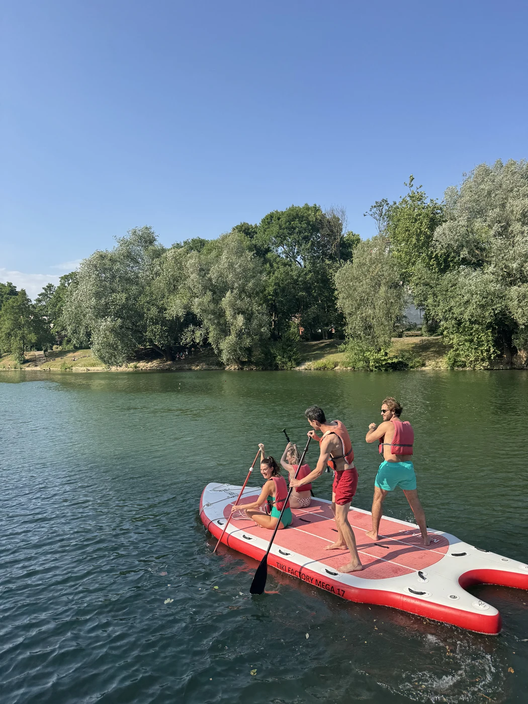 Trio sur megapaddle rouge sur la Marne à Saint-Maur